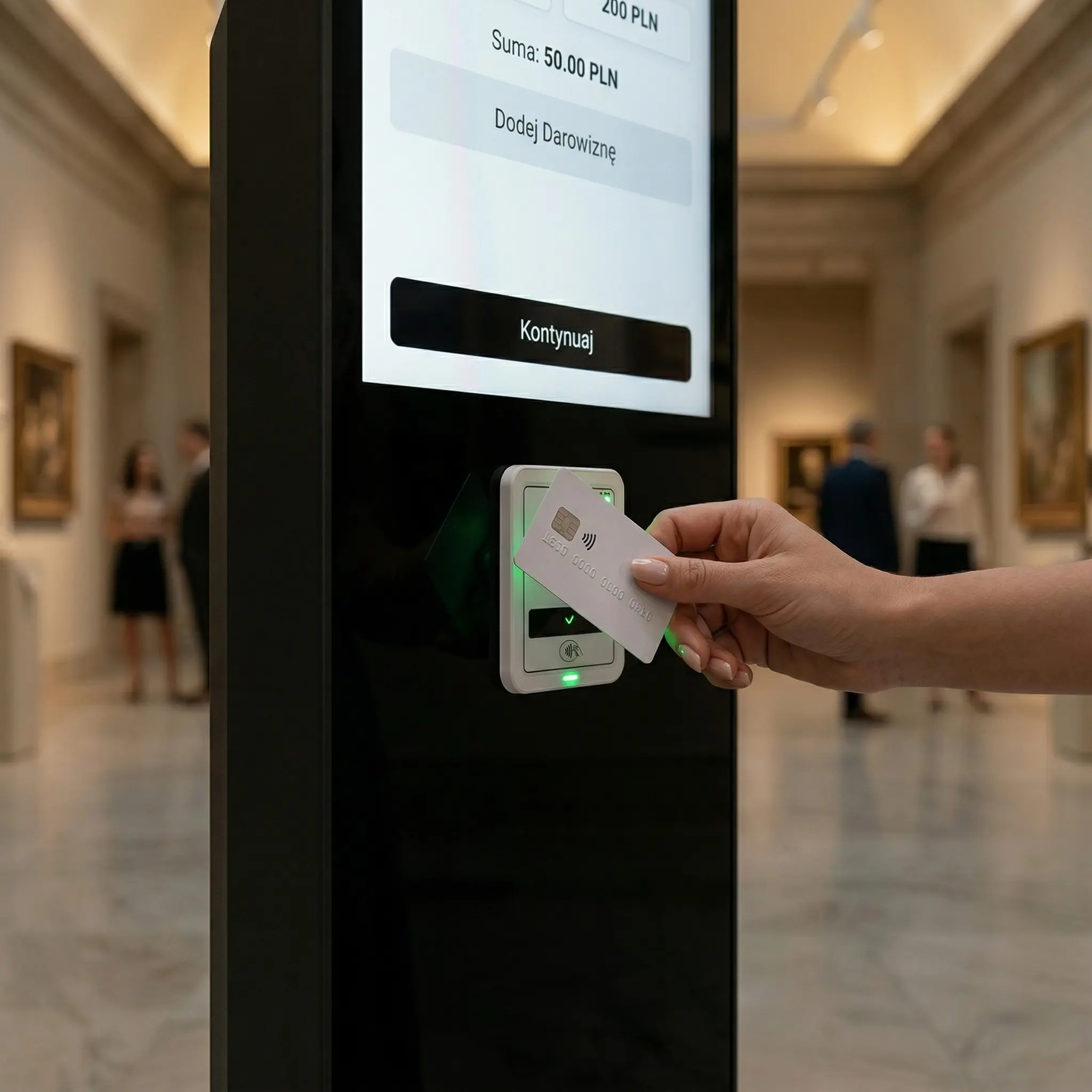 Dłoń z kartą zbliżeniową przy terminalu NFC Noblio Premium — moment płatności