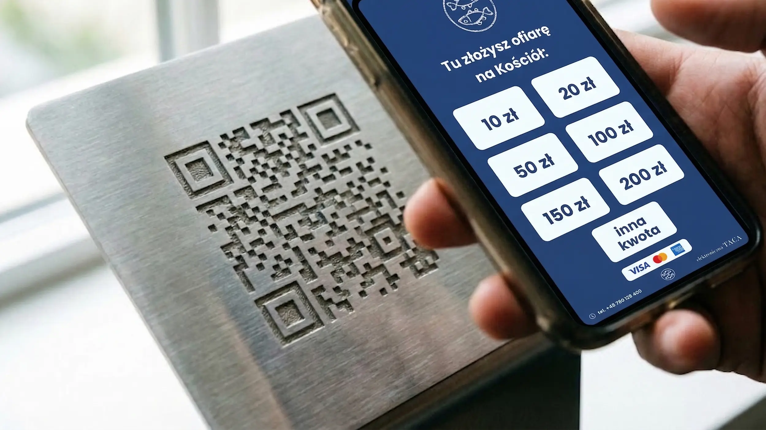 Smartfon skanujący kod QR Noblio — bramka płatnicza na ekranie
