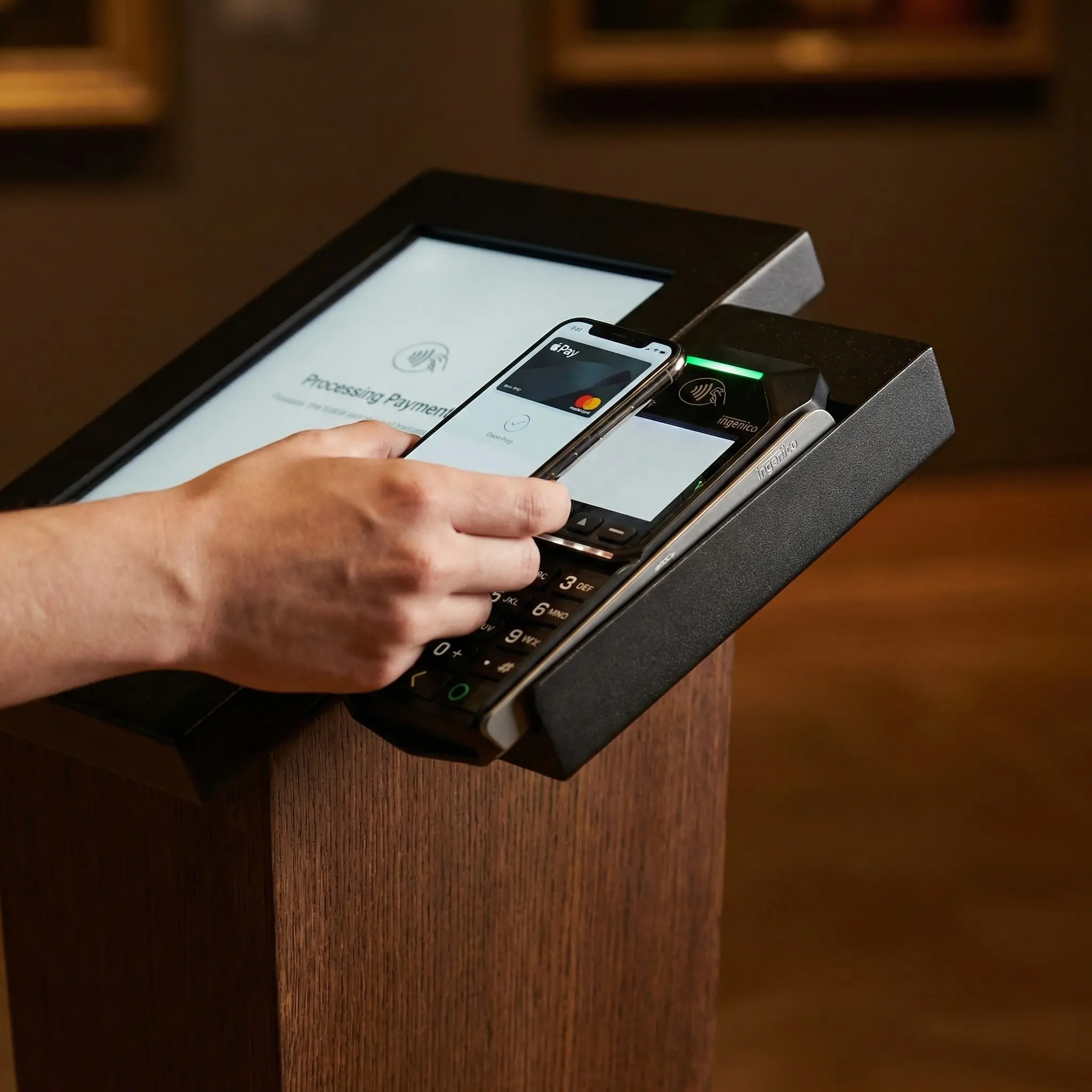 Płatność zbliżeniowa NFC smartfonem przy terminalu Noblio Standard